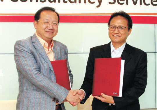 홍현기 SK네트워크부문 팀장(오른쪽)과 트루무브-H사의 모기업인 트루사의 비차오 락퐁파이롯 그룹 최고운영책임자가 협약을 맺고 기념촬영을 하고 있다.   SK텔레콤 제공